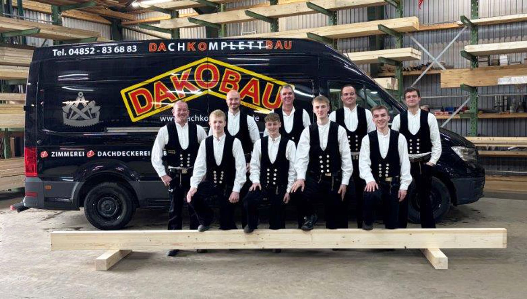 Das Team der Dakobau GmbH vor ihrem Firmenfahrzeug